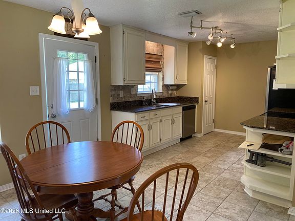 3rd image of 1809 Woodville Ln