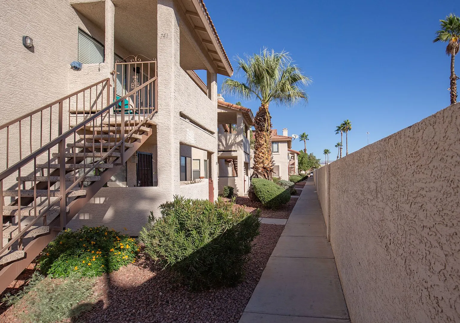 Completely remodeled 2nd floor unit near Summerlin — Photo 3
