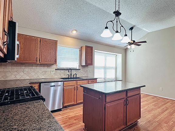 4th image of 7510 Beverly Dr