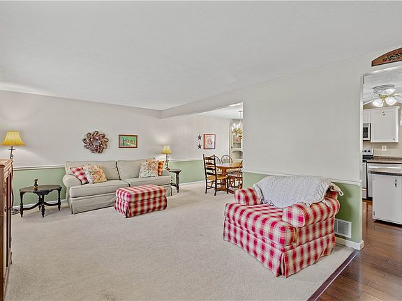 3rd image of 195 Thunderwood Dr