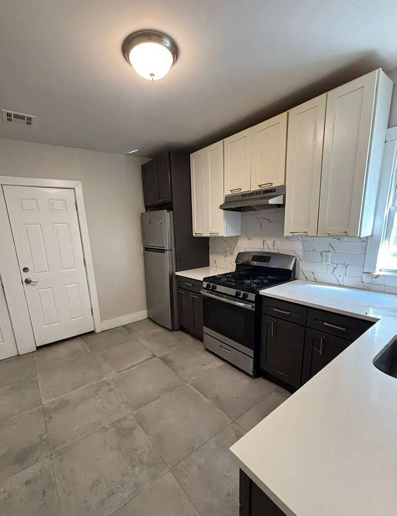 4 bed, 1.5 bath, 1200 sqft, $2,549 — Photo 2