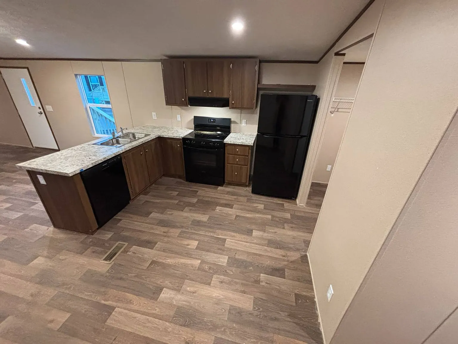 3 bed, 2.0 bath, 924 sqft, $950 — Photo 2