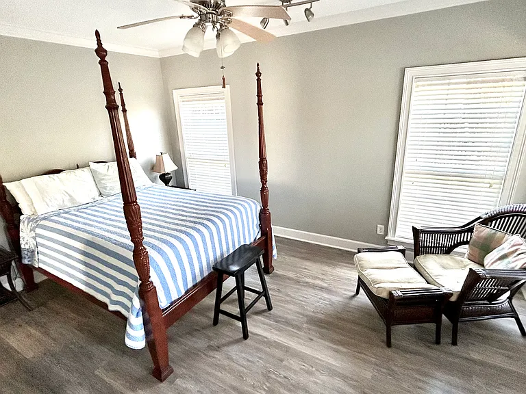 Large master with queen bed and large walk in closet. Wake up to views of the lake. Entrance to deck from master.