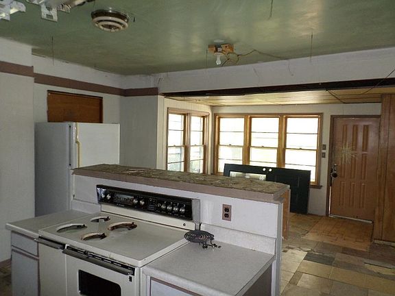 3rd image of 402 E Washington St