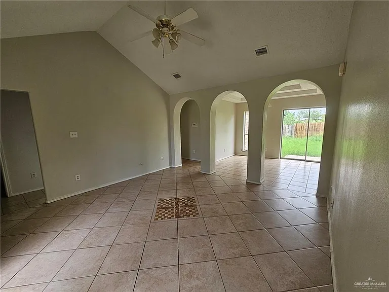 2612 Garnet Dr — Photo 3
