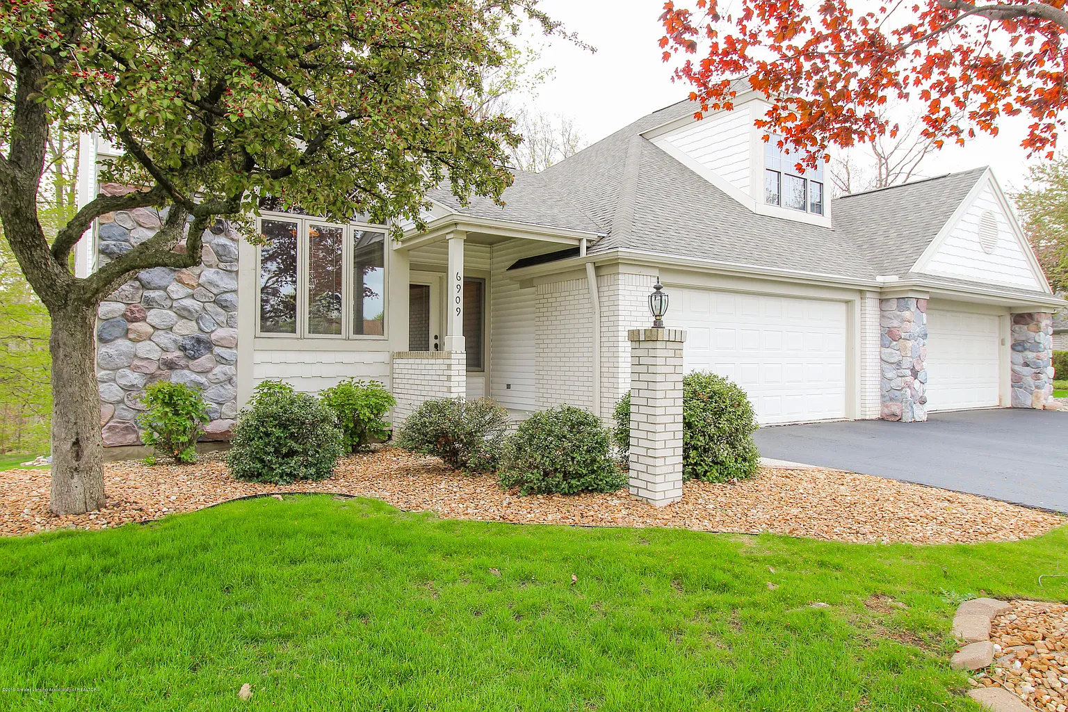 6909 Springtree Ln photo 1