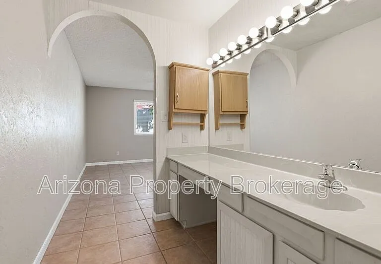 2192 E Balboa Dr — Photo 24