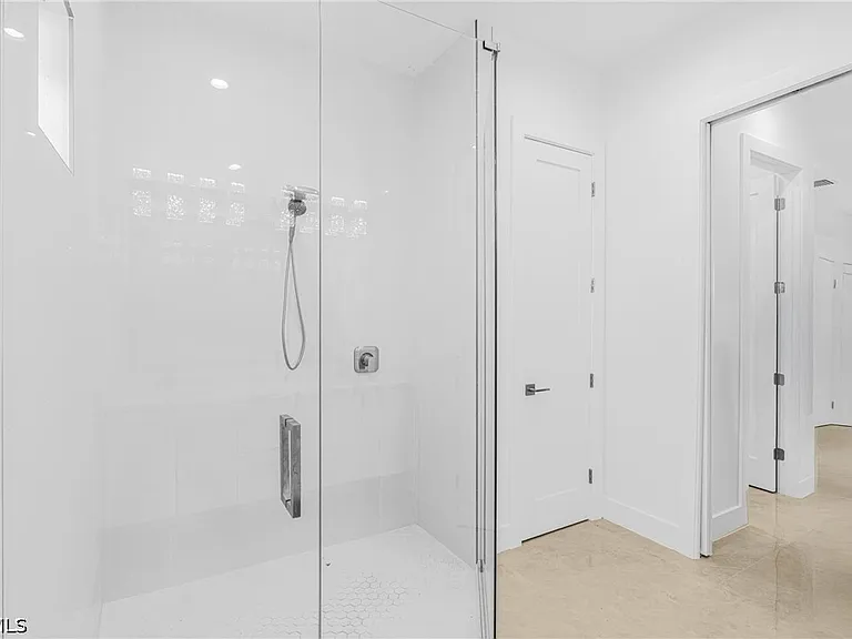 821 NW 37th Pl — Photo 26