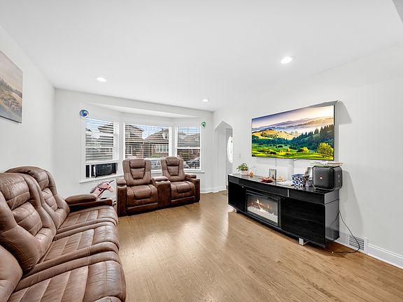 5th image of 4918 W Winnemac Ave