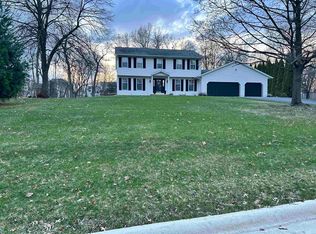 676 Sioux Dr, Freeport, IL 61032