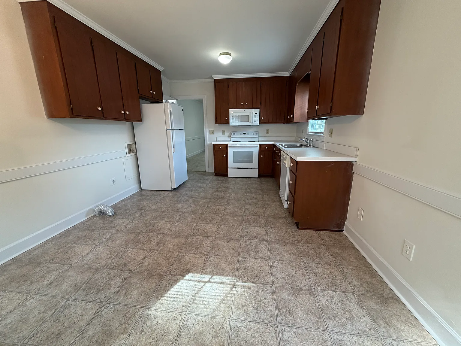 2 bed, 1047 sqft, $1,095 — Photo 3