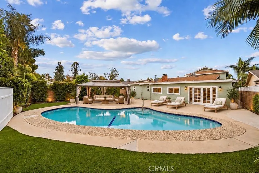 5 bed, 2400 sqft, $6,750 — Photo 2