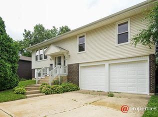 855 Rosedale Ln, Hoffman Estates, IL 60169