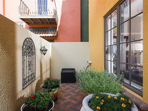 4th image of 1551 Oak St #8