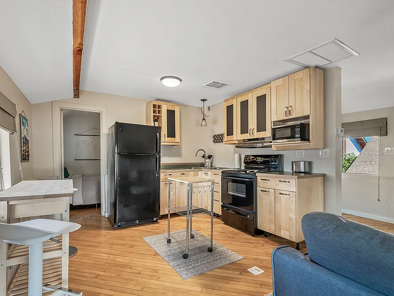 Full kitchen w/ 2 seat dining area