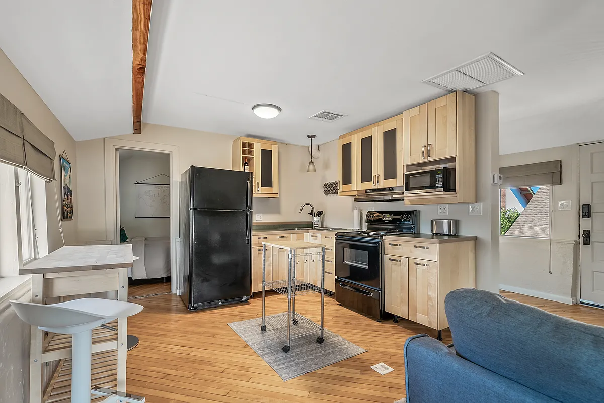 Full kitchen w/ 2 seat dining area - 1305 W Monroe St #E