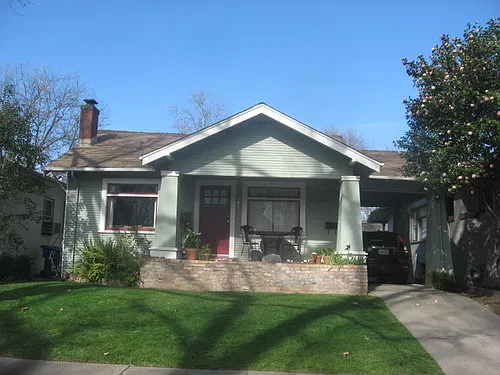 Cute McKinley Park Bungalow at McKinley Park — Photo 1