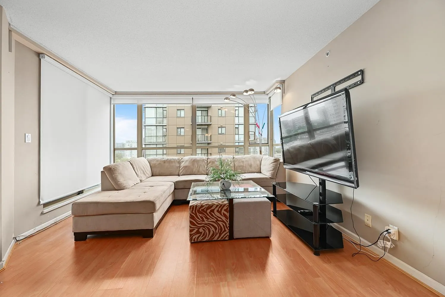 3 bed, 1050 sqft, $3,200 — Photo 2