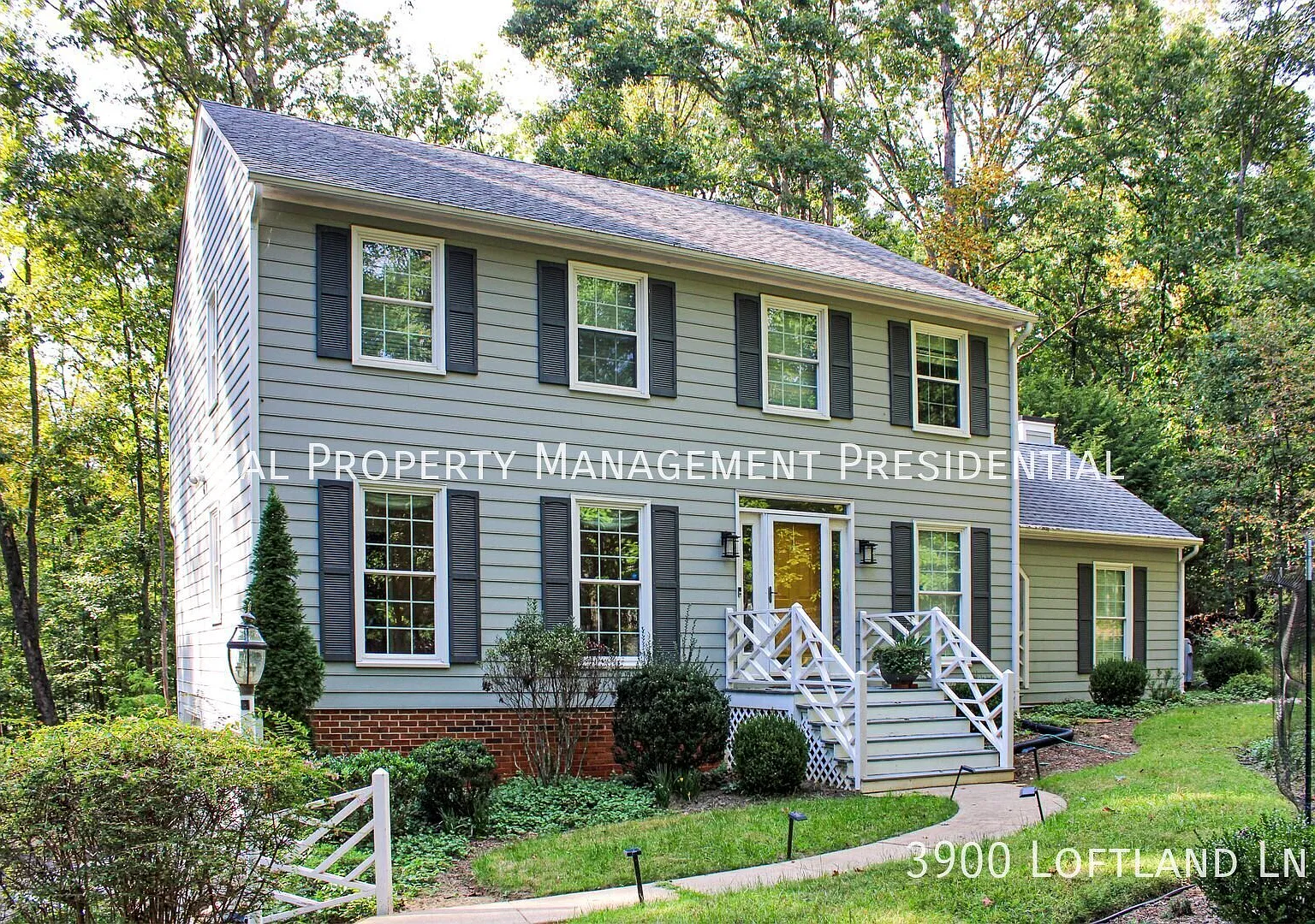 Classic Colonial on 1.5 acres — Photo 1