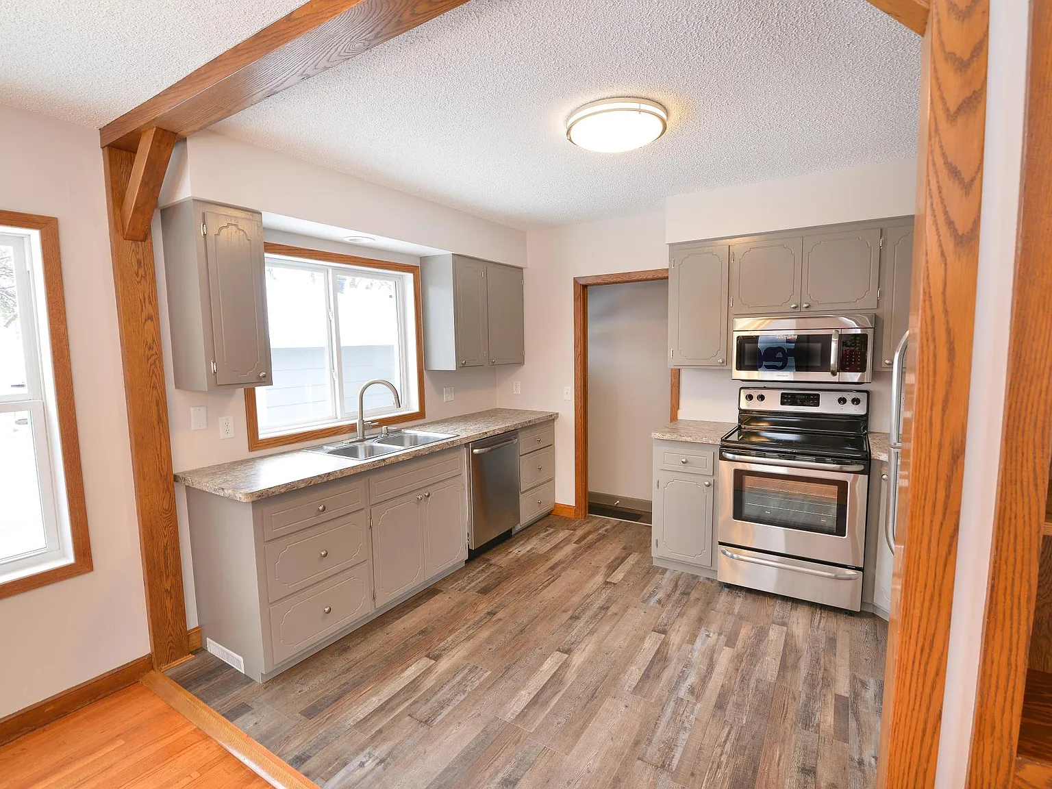 5 bed, 2300 sqft, $2,600 — Photo 2