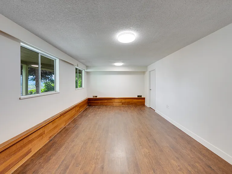 5578 Oakglen Dr — Photo 11