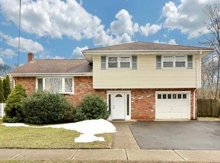 13 Crestwood Dr, Suffern, NY 10901
