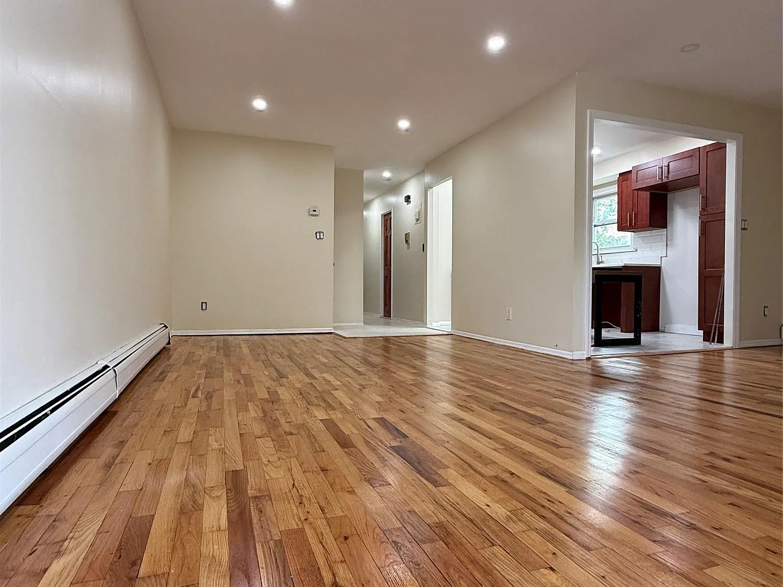 3 bed, 2.0 bath, 900 sqft, $3,300 — Photo 2