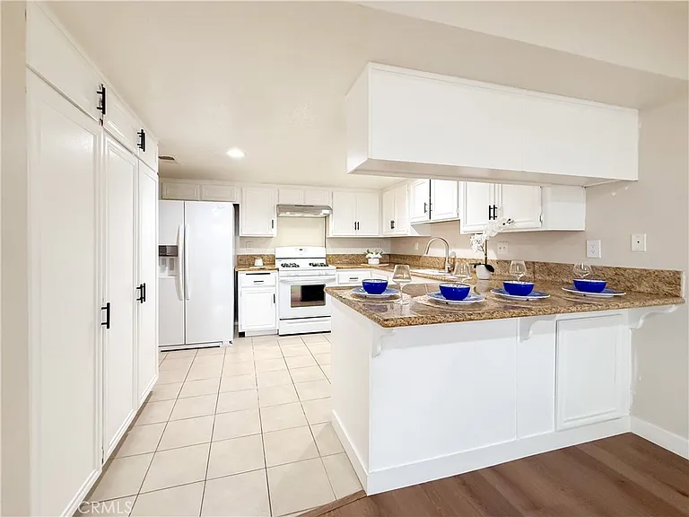 1034 Romney Dr — Photo 13
