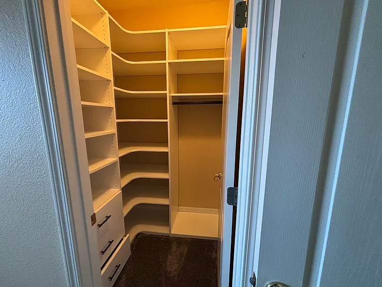 4800 Village Green Dr — Photo 20
