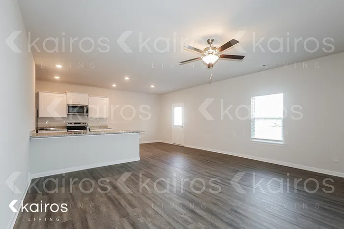 3 bed, 2.5 bath, 1915 sqft, $2,095 — Photo 3