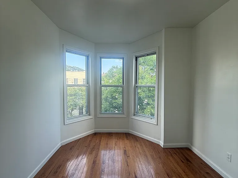 1433 Saint Lawrence Ave — Photo 15
