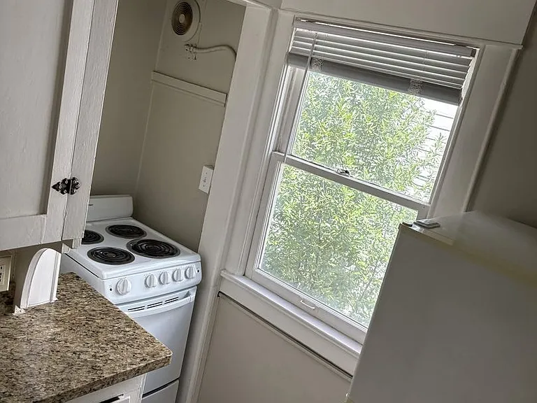 220 Belmont Ave E — Photo 31