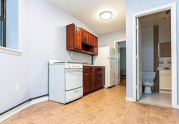 3rd image of 437 De Kalb Ave #2L