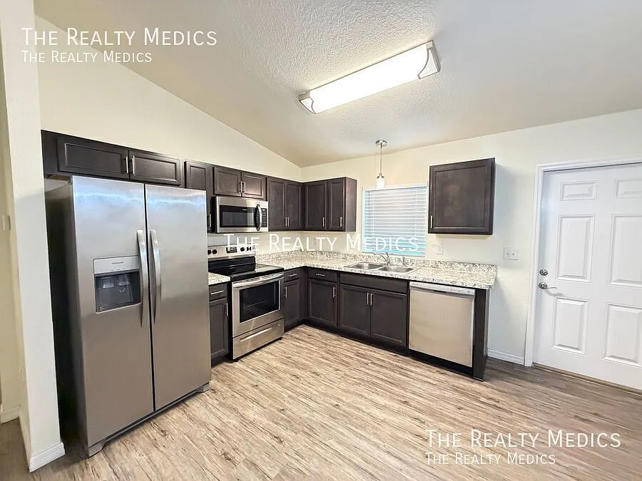 Charming 3 Bedroom, 2 Bathroom Home in Ocala!! Available to move-in June 13th — Photo 4