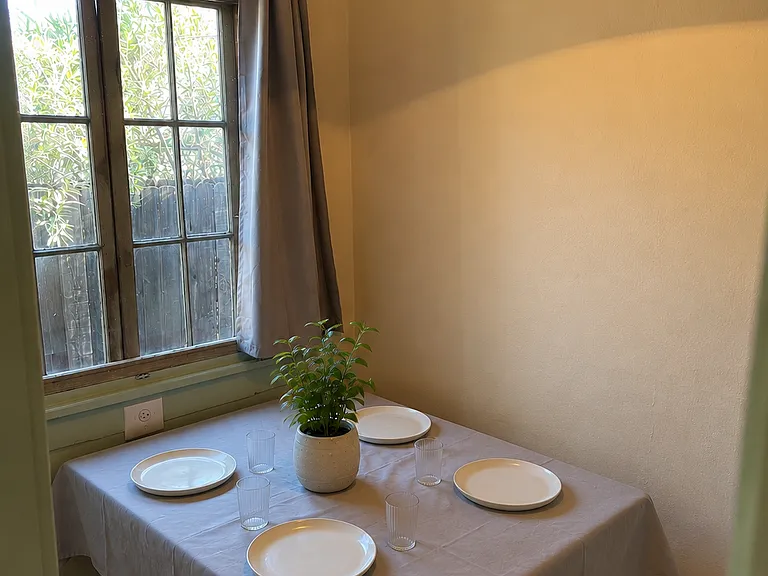 Dinnette table with AI staging