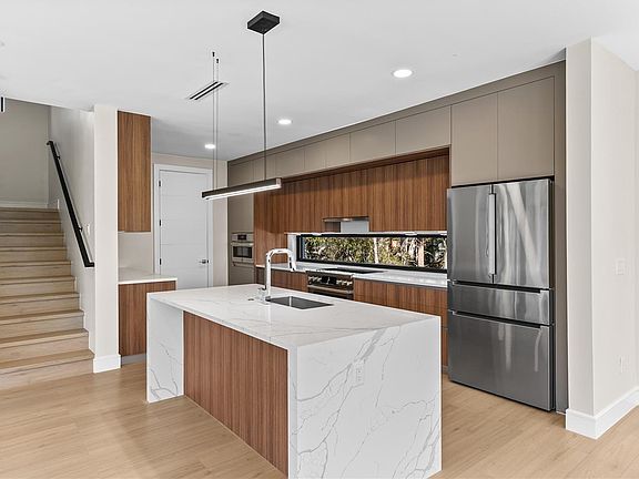 4th image of 504 Federal St