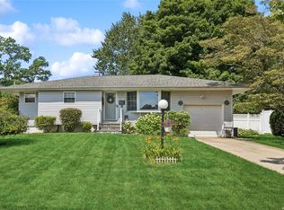 8 Jeanne Pl, Commack, NY 11725