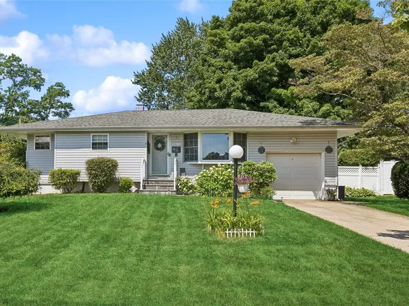 8 Jeanne Place, Commack, NY 11725