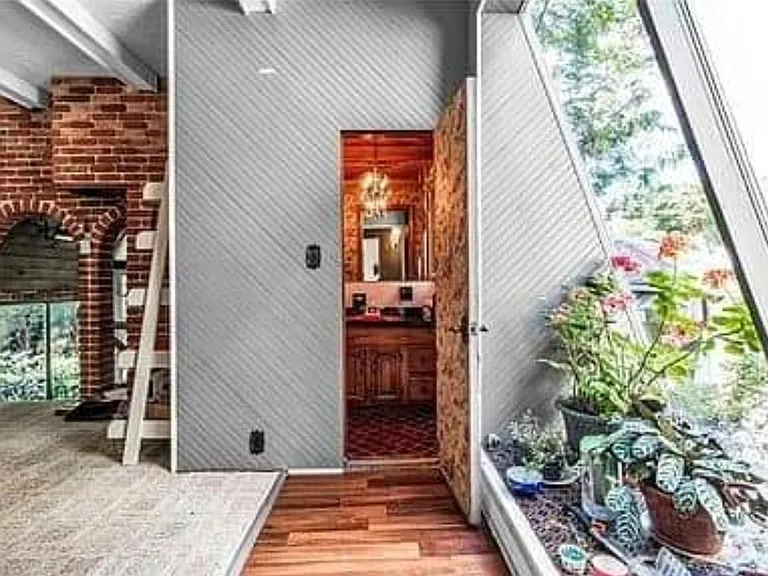 128 Richmond Ave — Photo 8