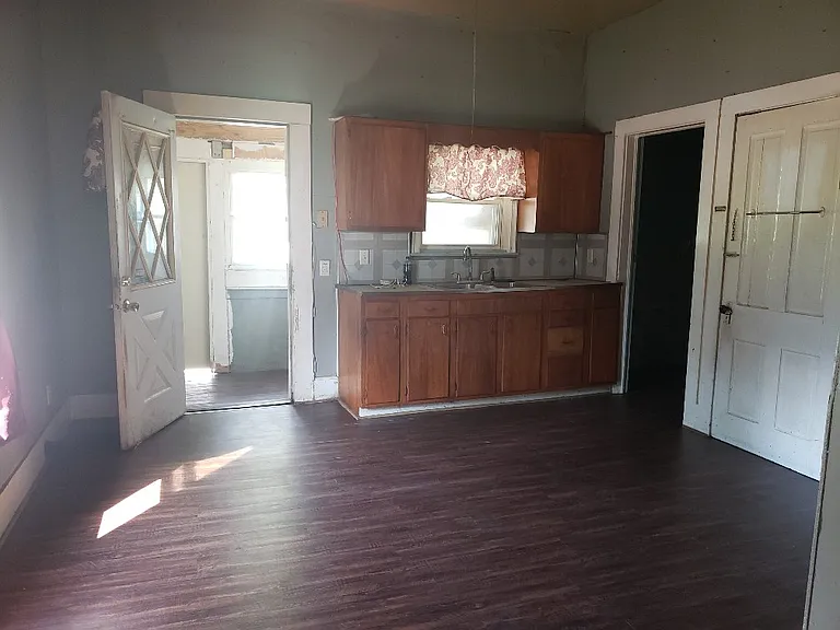 2400 Sycamore St — Photo 6