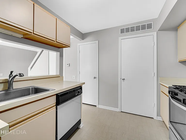 425 Monmouth Ct — Photo 12