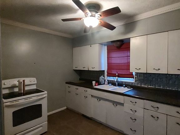 5th image of 402 W Center St
