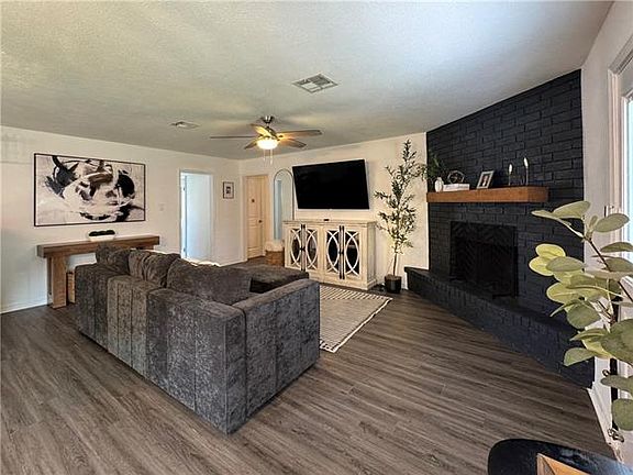 3rd image of 3905 Lake Trail Dr