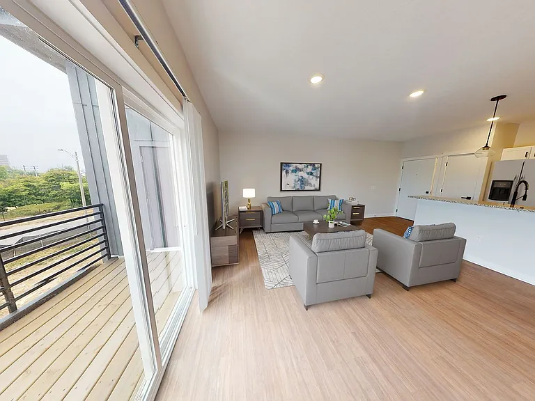 REO Gateway Apartments — Photo 23