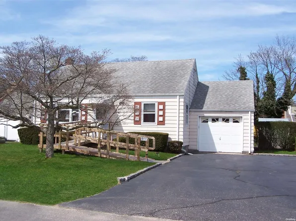 66 Storey Avenue, Central Islip, NY 11722