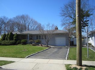 6 Robert Cir, Syosset, NY 11791