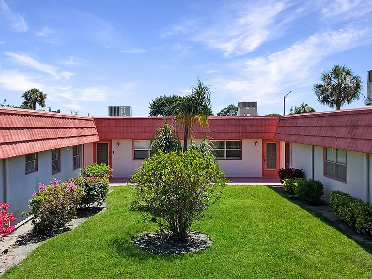 274 Seville Ct #L — Photo 16