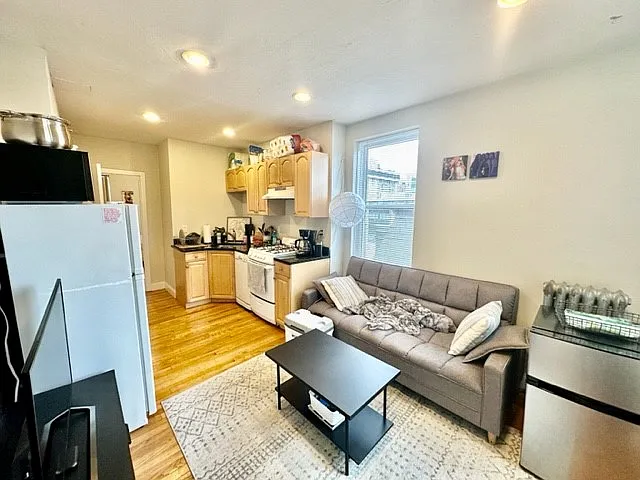 2 bed, 600 sqft, $3,600 — Photo 3