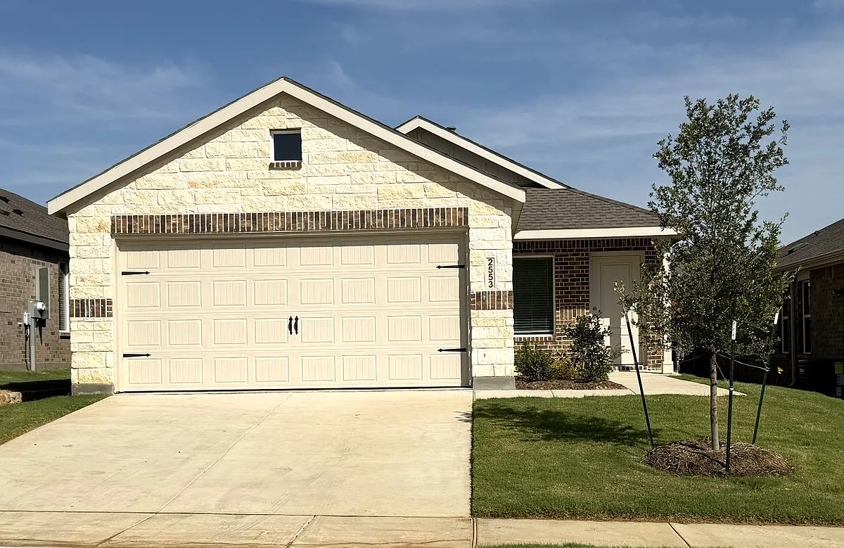 3 bed, 2.0 bath, 1451 sqft, $1,795 — Photo 1
