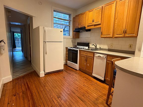 4th image of 128 Pemberton St